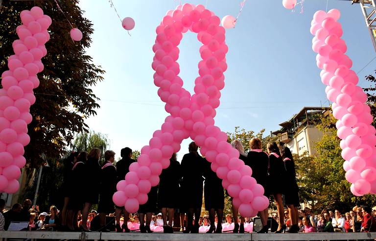 woman-choir-draped-with-pink-eedf-diaporama