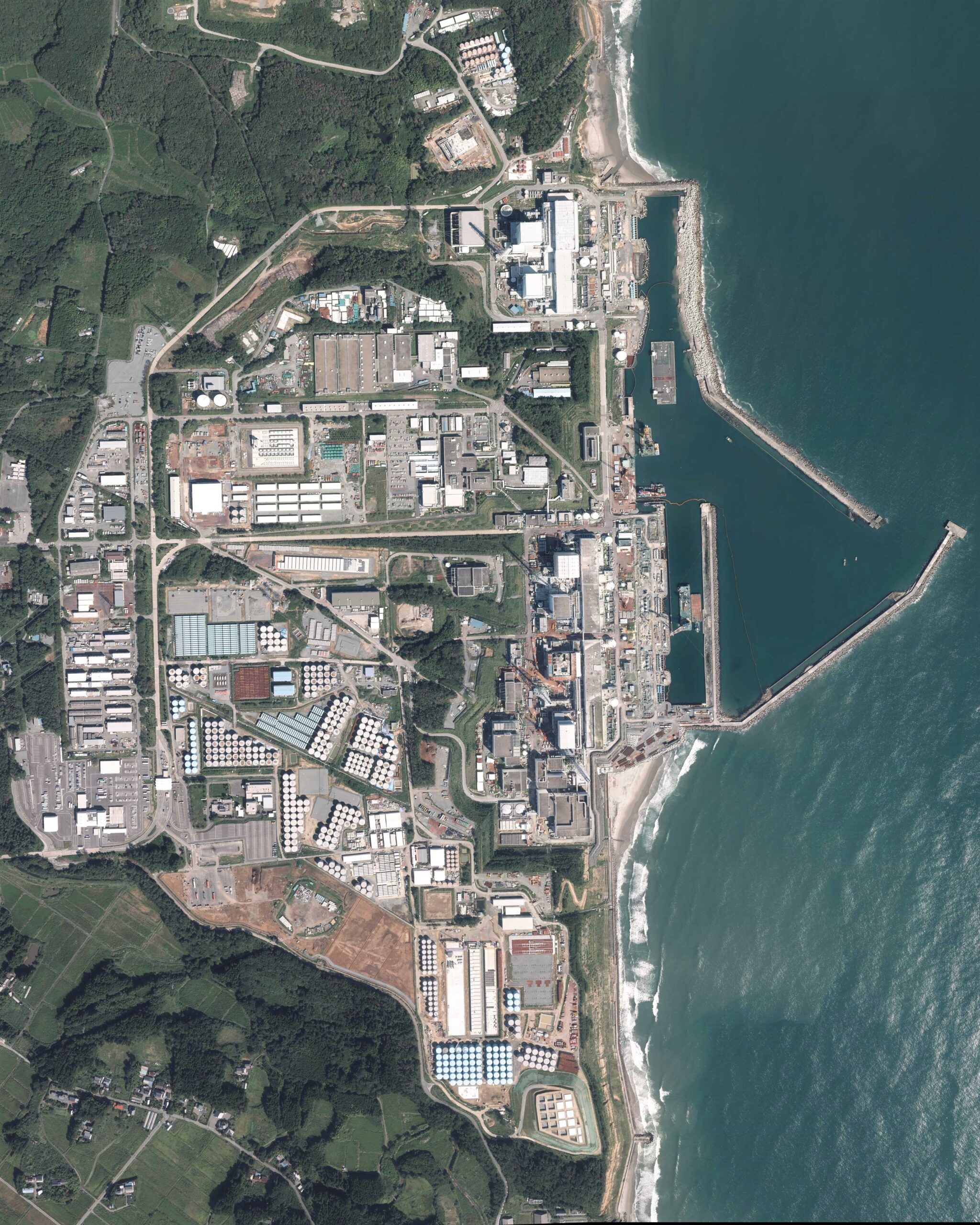 fukushima_i_nuclear_power_plant_aerial_photograph.sep_.2013