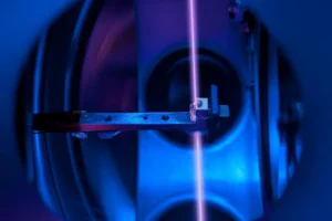 Cristal de fluorure de calcium dopé au thorium 229 dans la chambre à vide, traversé par le faisceau laser qui excite les noyaux